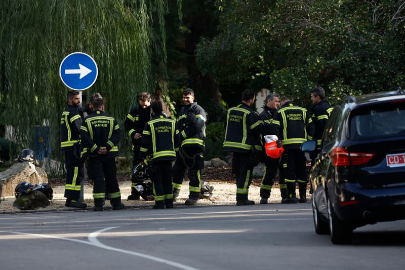 Bomberos responden durante una emergencia por el encuentro de artefactos explosivos en Madrid