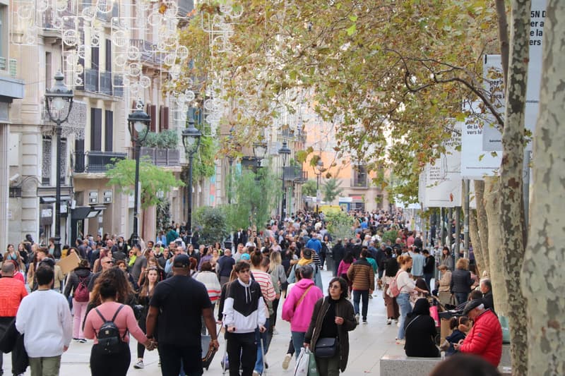 Gent a Portal de l'Àngel de Barcelona durant el Black Friday
