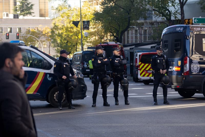 Agents de Policia Nacional als voltants de l'Ambaixada dels EUA a Madrid