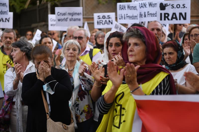 Varies persones en una concentració contra la mort de dos dones de l'Irán a Madrid