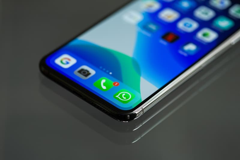 El símbol de l'app Whatsapp, en la pantalla d'un mòbil