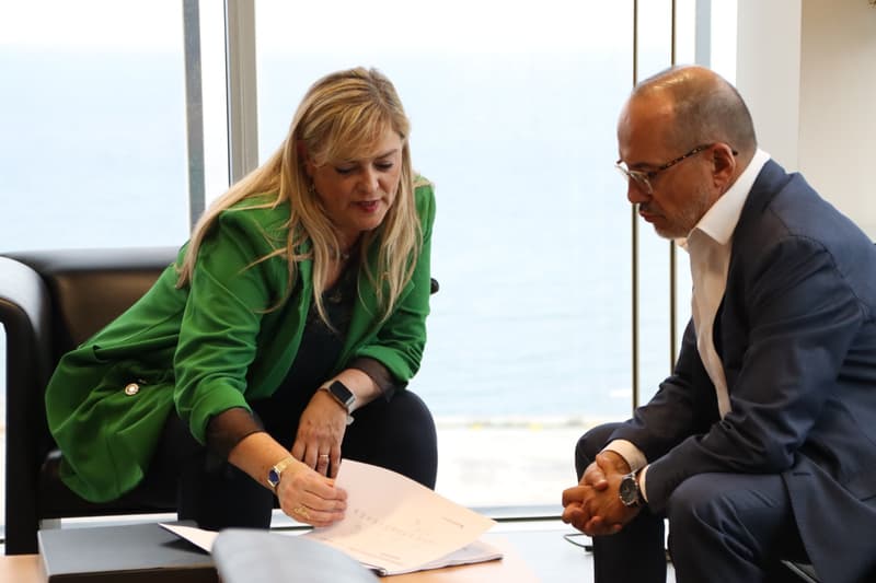 L'exconsellera Violant Cervera mostra documents al nou conseller Carles Campuzano