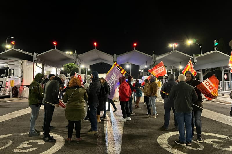 Piquets de protesta de CCOO a l'entrada de Mercabarna 
