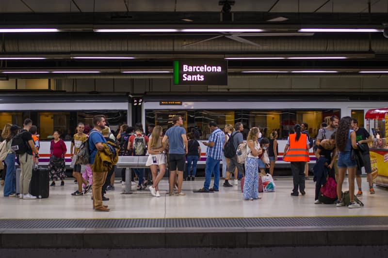 Usuaris de Renfe a l'estació de Sants de Barcelona 