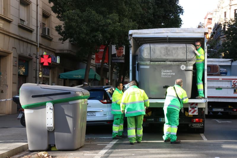 Servicios de limpieza retiran el contenedor donde se encontró el cuerpo