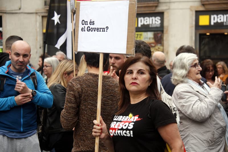 Una manifestant en una concentració a la plaça de Sant Jaume