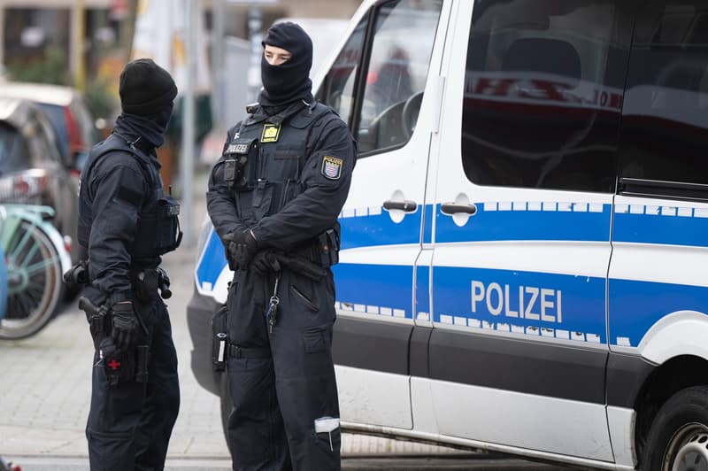 Agentes de policía se detienen en una propiedad registrada en Frankfurt durante una batida contra los llamados 