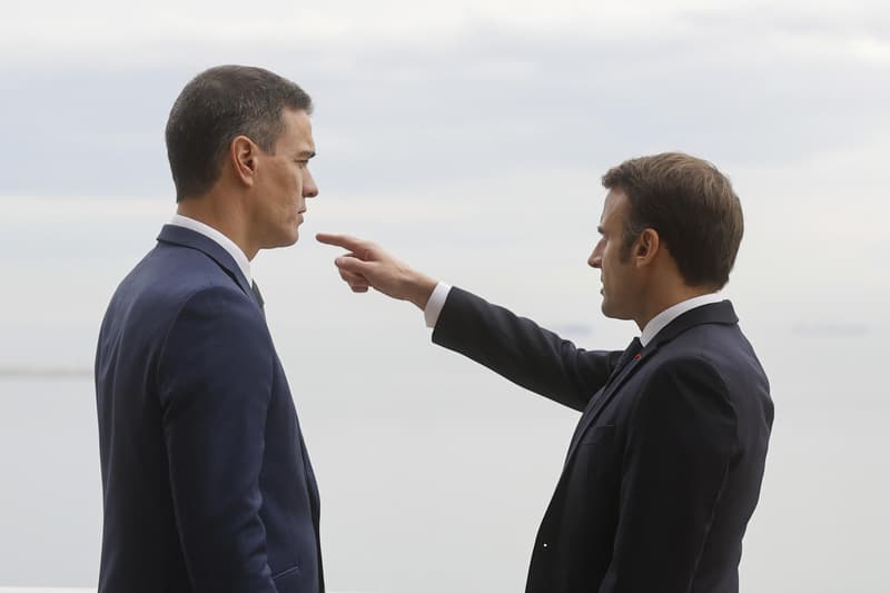Pedro Sanchez i Emmanuel Macron conversen moments abans de la cimera que té lloc a Alacant