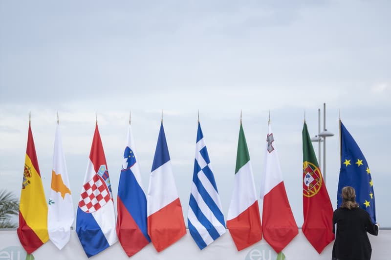 Les banderes d'Espanya, xipre, Croàcia, Eslovènia, França, Grècia, Itàlia, Malta, Portugal i la UE