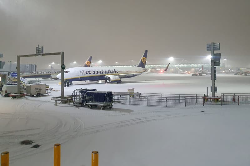 L'aeroport de Stanstead a Londres cobert de neu