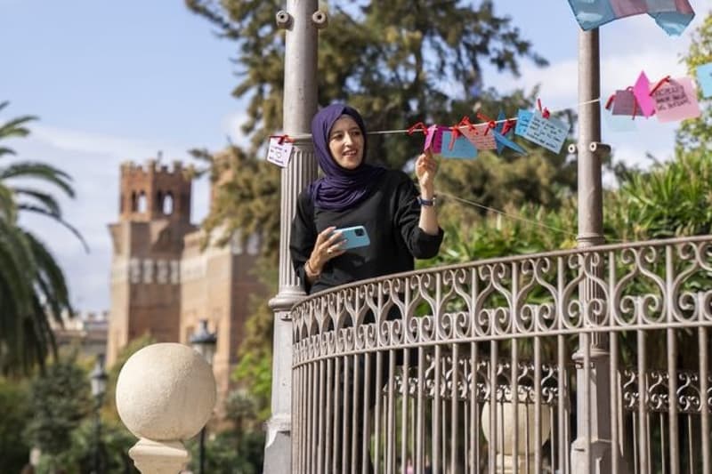 Una dona amb hijab al Parc de la Ciutadella de Barcelona