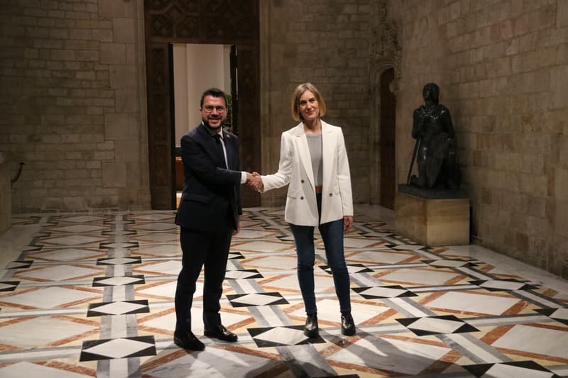 El president del Govern, Pere Aragonès, donant-se la mà amb la líder dels comuns, Jéssica Albiach