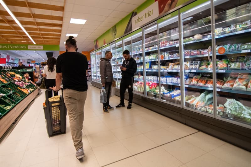 Clients comprant a un supermercat