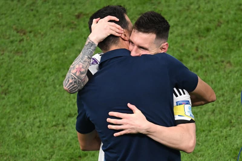 Scaloni abrazando a Messi