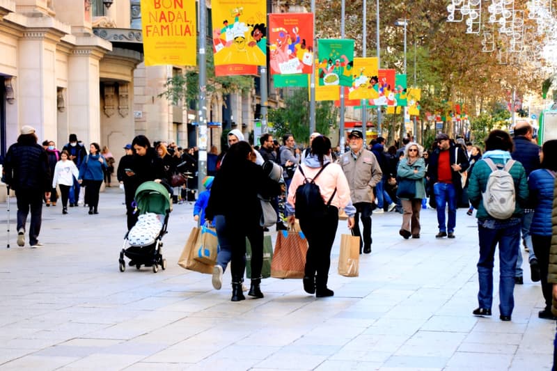 Los consumidores catalanes gastarán una media de 459 euros para|por Navidad, un 8% menos que la media estatal
