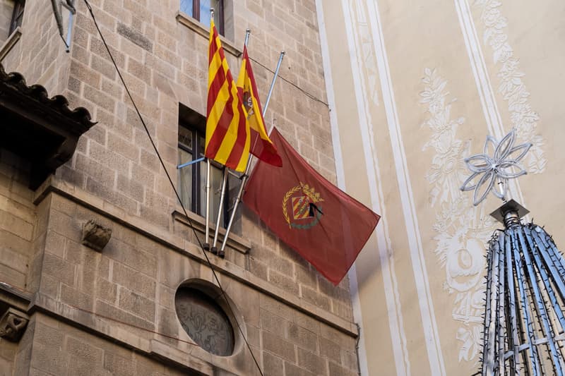 La bandera de Lleida oneja a mig pal i amb un crespó negre