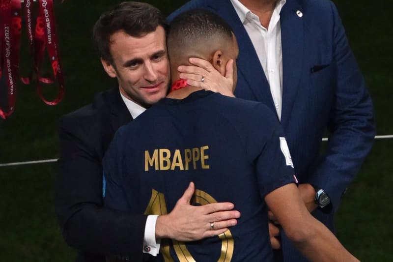 El president francès, Emmanuel Macron, abraça a Kylian Mbappe 