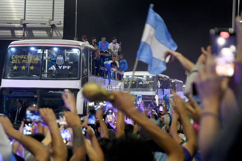 El autobús de la selección argentina a la salida de la caravana