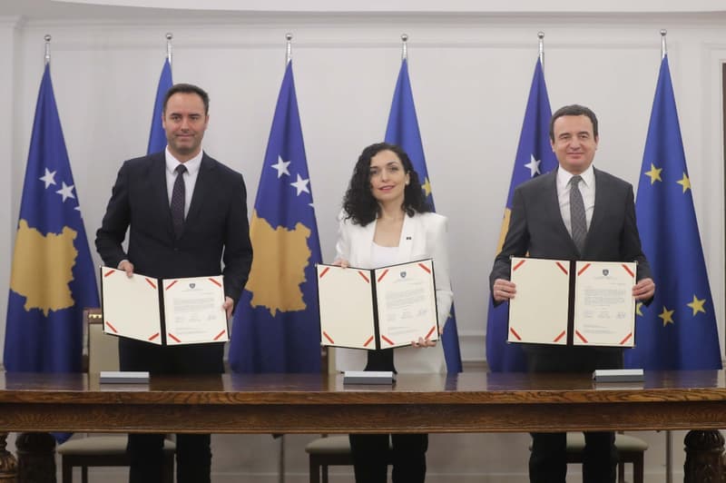 Los miembros de la presidencia de Kosovo