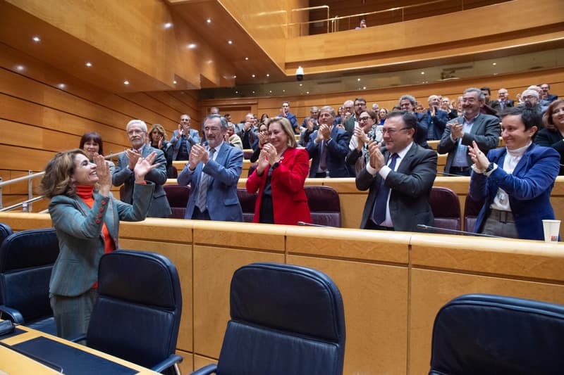 Parte del Senado español aplaude después de aprobar los presupuestos