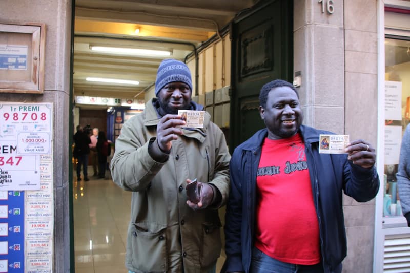 El Ibrahim Cante y un amigo que han sido premiados con el segundo premio de lotería de Navidad