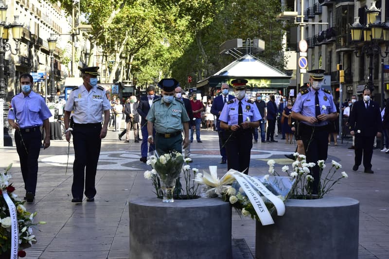 Mossos d'esquadra i altres policies en l'homenatge a les víctimes del 17A el 2020