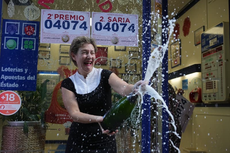Una empleada de la administración celebra que ha vendido parte del número 04074 correspondiente al 'Segundo Premio’' del la loteria de navidad