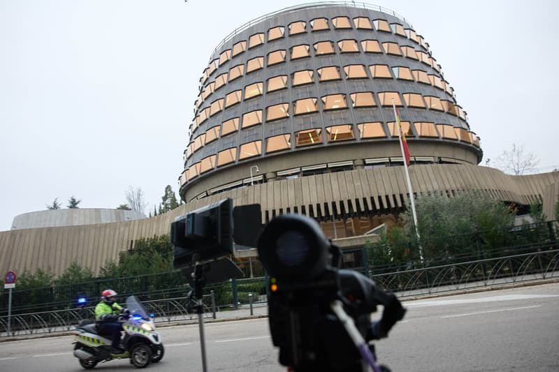 Una càmera de televisió davant del Tribunal Constitucional (Madrid)
