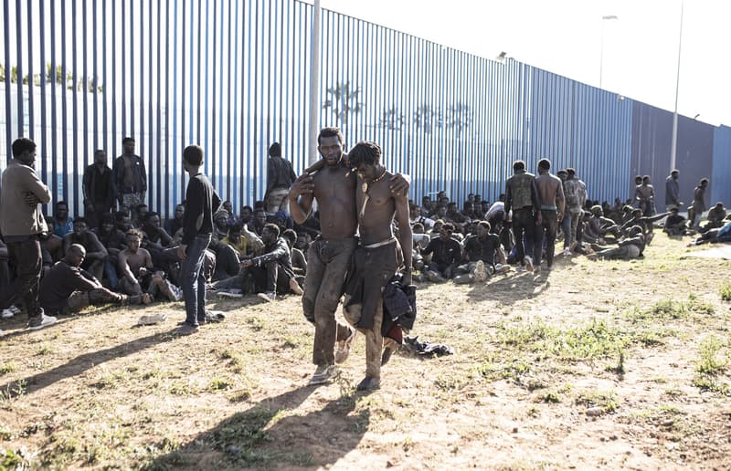 Uns 500 migrants d?origen subsaharià han aconseguit saltar la tanca de Melilla. Segons fonts de la Guàrdia Civil, fins a 2.000 persones d'origen subsaharià han intentat creuar la tanca fronterera de Melilla, 500 de les quals ho han aconseguit i s'han dirigit al Centre d'Estada Temporal d'Immigrants (CETI). Aquest intent d'entrada, un dels més nombrosos en els darrers anys, s'ha produït cap a les 9.30 del matí d'avui dimecres 2 de març. 2 de març de 2022, a Melilla (Espanya). | Ilies Amar/ Europa Press