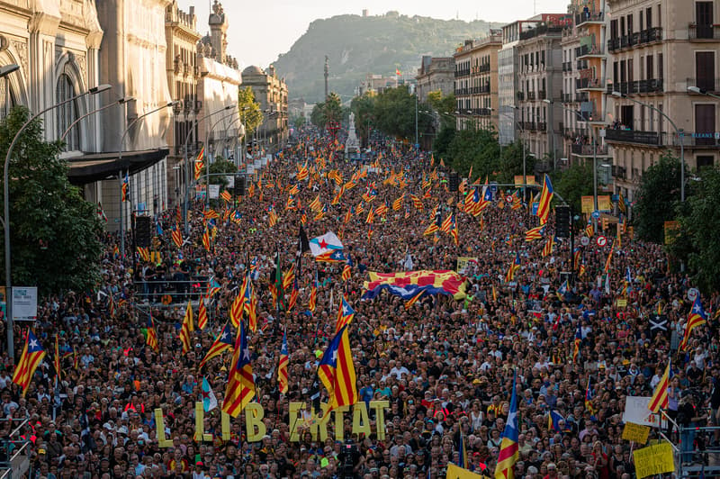 Centenars de persones participen a la manifestació convocada per l'ANC amb motiu de la Diada, Dia de Catalunya. El lema de la manifestació és L'ANC '11-S i 1-O: Tornem-hi per vèncer: Independència' ('11-S i 1-O: Tornem a fer-ho per vèncer: Independència'). El procés independentista avui fa 10 anys, quan, després de dues edicions a mig gas a causa de la pandèmia, l'Assemblea Nacional Catalana (ANC) torna a marcar-se el repte d'una manifestació multitudinària a Barcelona. La convocatòria es produeix en un context de tensió a l'independentisme al començament d'un curs polític que estarà marcat per les eleccions municipals del maig. Prova d'aquestes tibantors és el fet que el president de la Generalitat hagi decidit no participar a la manifestació. 11 de setembre del 2022, a Barcelona, ​​Catalunya | Pau venteo/ Europa Press
