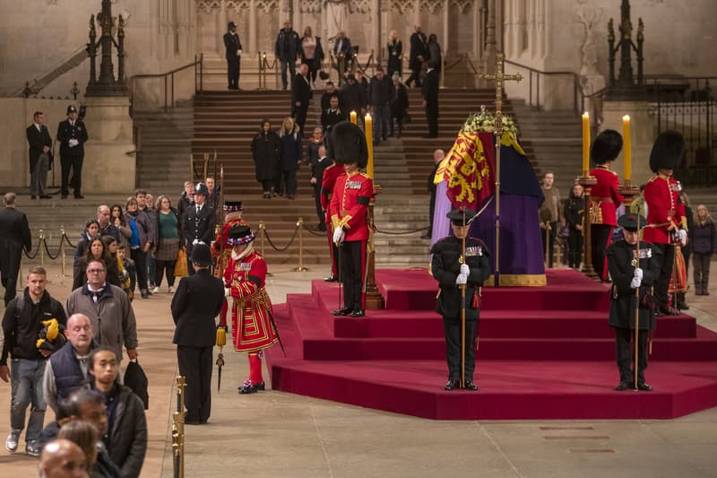 Cua de les últimes persones que visiten el fèretre de la Reina Isabel II, a la capella ardent instal·lada a Westminster Hall, el 19 de setembre de 2022, a Londres (Regne Unit). Milers de persones han fet cua durant hores els cinc dies que ha estat oberta la capella ardent per rendir el darrer homenatge a la Reina Isabel II. Aquest matí, a primera hora, la capella s'ha tancat perquè comencin els preparatius del funeral d'Estat a l'abadia de Westminster, la concentració més gran de líders mundials des de començament del segle XXI. Els Reis d'Espanya i els Reis emèrits, Joan Carles i Sofia, van coincidir a la recepció que el nou Rei, Carles III va donar al palau de Buckingham. Finalment, Isabel II, serà enterrada a la tarda a la capella de Sant Jordi, on després d'11 dies des de la seva mort el 8 de setembre passat, descansarà amb el seu marit i els seus pares. 18 de setembre de 2022, Londres, (Anglaterra) | Lorena Sopena / Europa Press