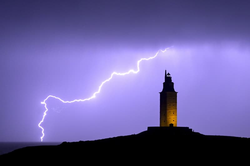 Vista d'un llamp sobre la Torre d'Hèrcules. Situada a la costa nord de la península corunyesa, en un tossal d'uns 50 metres d'alçada. Als voltants hi ha el Parc Escultòric de la Torre d'Hèrcules. La Torre d´Hèrcules és el far romà més antic del món i l´únic que es conserva en servei. Construïda per un arquitecte de Coimbra de nom Gaio Sevio Lupo, la seva llum ha estat des de sempre un punt de referència per als navegants. 26 d'octubre del 2022, a la Corunya, Galícia (Espanya) | M. Dylan/ Europa Press