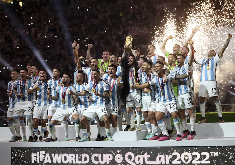 Lionel Messi d'Argentina celebra la Copa del Món i els seus companys celebren durant la cerimònia de lliurament dels trofeus després de la Copa del Món de la FIFA 2022, partit de futbol final entre Argentina i França el 18 de desembre de 2022 a l'estadi Lusail d'Al Daayen, Qatar | Jean Catuffe/ AFP vía Europa Press