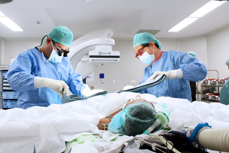 Dos especialistas en neurocirugía y cirugía vascular del Hospital Juan XXIII operando