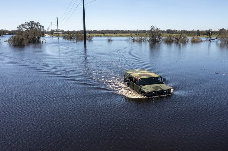Un home condueix el seu cotxe per una carretera inundada després de l'huracà Ian. 30 de septembre de 2022, Arcadia (Estats Units) | Luis Santana/Tampa Bay Times via / DPA