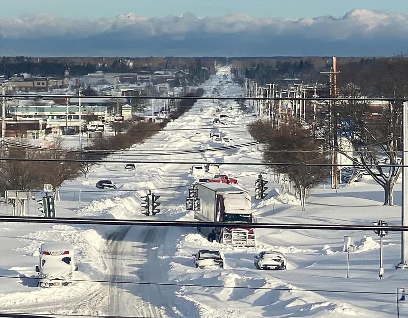 Camions i els cotxes estan enterrats a la neu prop del pas superior de Sheridan Drive que mira cap al nord a Transit Road, al comtat d'Erie, després que una tempesta de neu va colpejar l'oest de Nova York. Segons els informes, almenys 28 persones han mort en un dels pitjors desastres relacionats amb el temps que mai han afectat l'oest de Nova York. 26 de desembre de 2022, Erie County (Estats Units) | Nysdot Western Ny via ZUMA Press