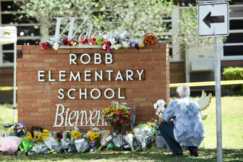Un resident col·loca flors davant de l'Escola Primària Robb a la banda sud de la ciutat un dia després d'un tiroteig massiu que es va cobrar la vida de 19 nens i dos adults. 25 de maig de 2022, Uvalde (Estats Units) | Bob Daemmrich/ZUMA Press