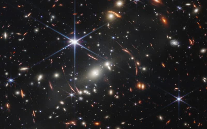 Una imatge proporcionada per la NASA mostra el cúmul de galàxies SMACS 0723, capturat pel telescopi espacial James Webb. La primera imatge del nou telescopi espacial de la NASA mostra la imatge més profunda i nítida de l'univers llunyà fins ara. La imatge coneguda com el primer camp profund de Webb mostra el cúmul de galàxies SMACS 0723 i està ple de detalls.  12 de juliol de 2022  | NASA