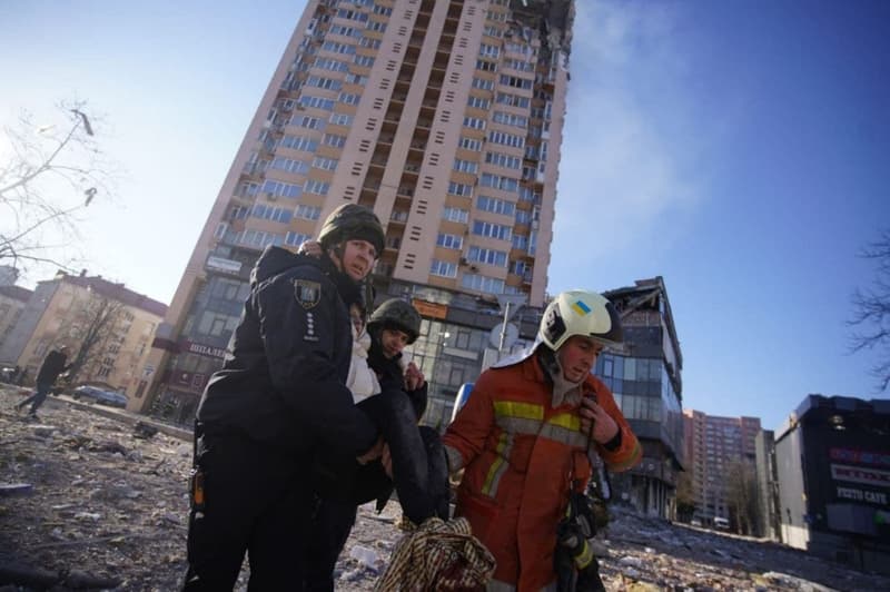 Un grupo de bomberos rescata a una persona herida a Kíiv