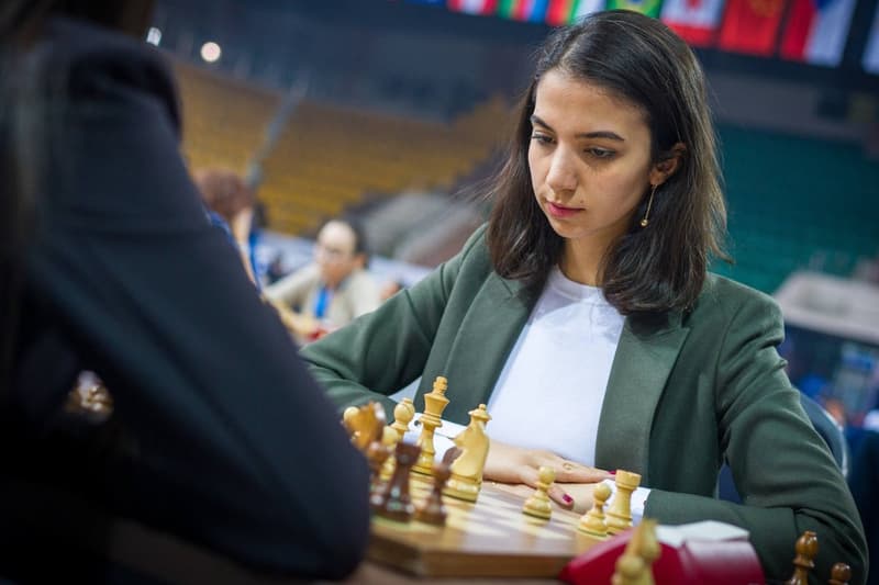 Sara Khadem en una partida de ajedrez