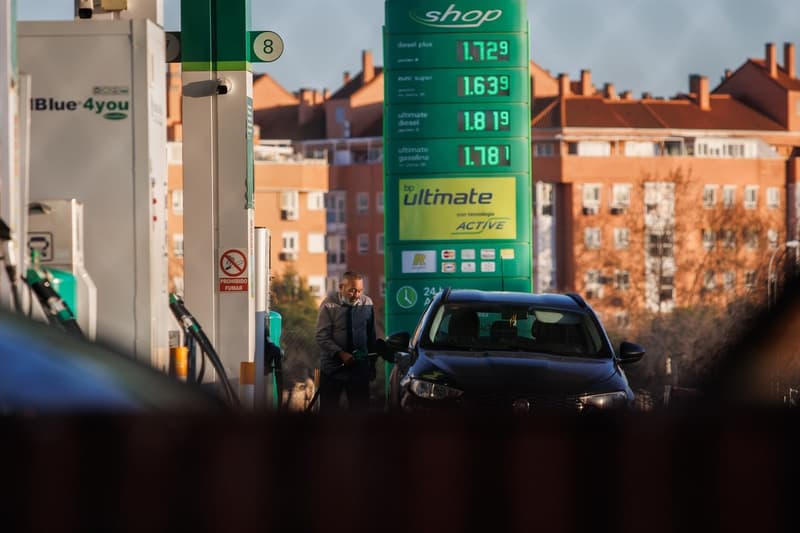 Un home en una benzinera el 27 de desembre de 2022 a Madrid 