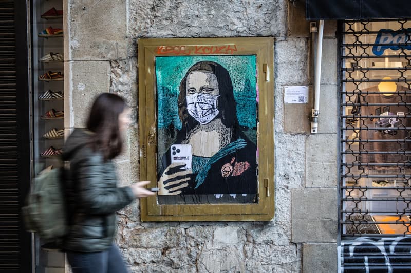 Una Gioconda amb un mòbil i una màscara, obra del grafiter TV Boy a Barcelona