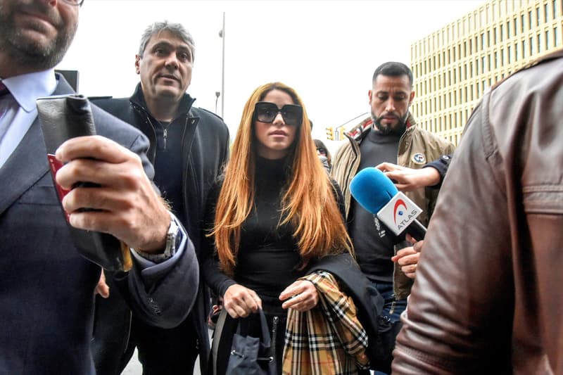 Shakira sale del juzgado en Barcelona