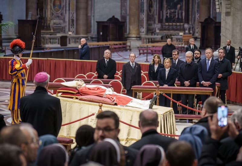 Centenars de persones esperen per acomiadar-se de Benet XVI a la basílica de Sant Pere
