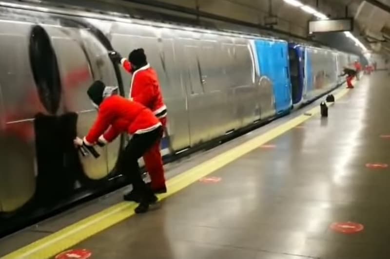 Grafiteros vestidos de Papá Noel al metro de Madrid
