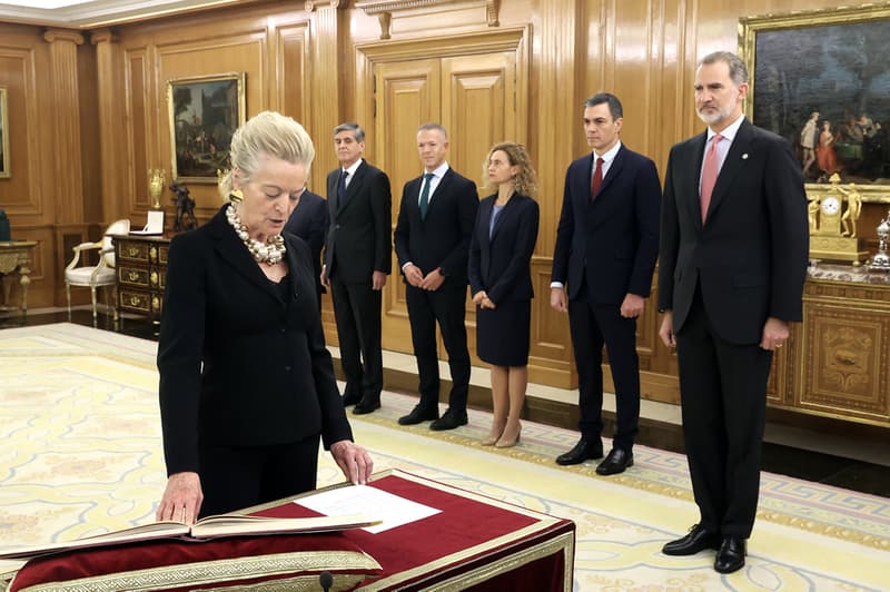Los nuevos magistrados del Tribunal Consitucional prometiendo cargo ante|delante de el Rey Felipe VI