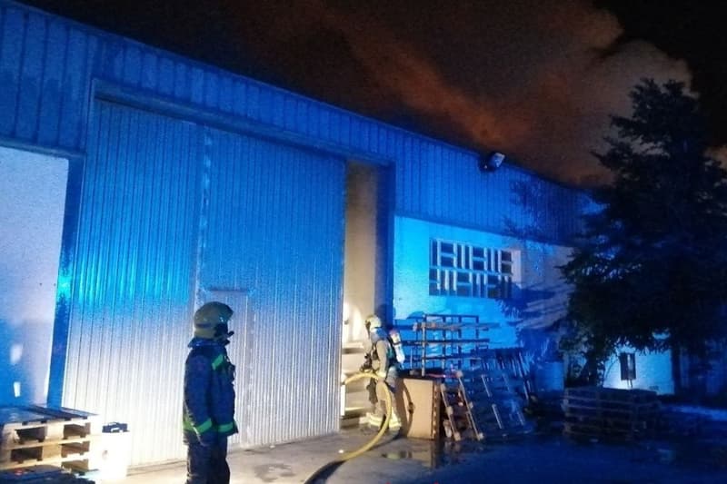 Extingit un incendi que ha destruït una nau industrial a Ulldecona