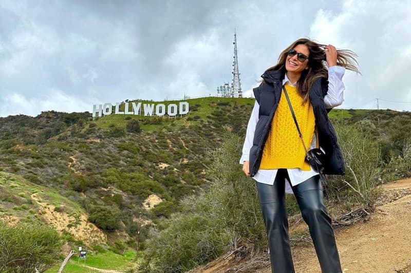 Nuria Roca al davant de l'icònic cartell de Hollywood