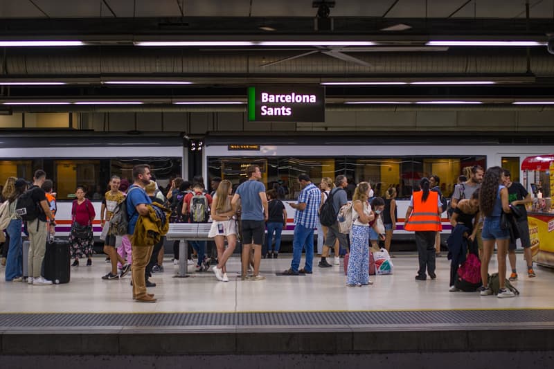 Viajeros esperan la llegada de un tren en uno de los andenes de la estación de Sants