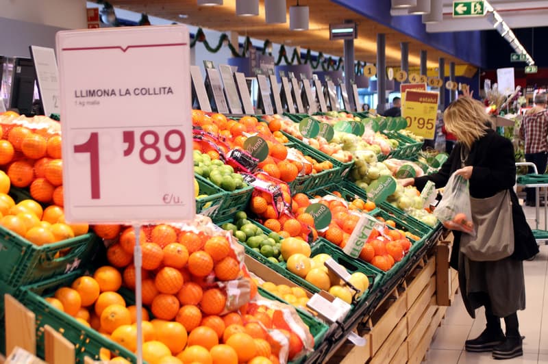 Una dona compra fruita al supermercat